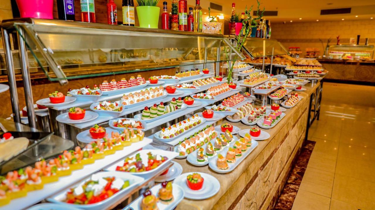 Titanic Palace Families And Couples Only Hurghada Ngoại thất bức ảnh A buffet at a hotel
