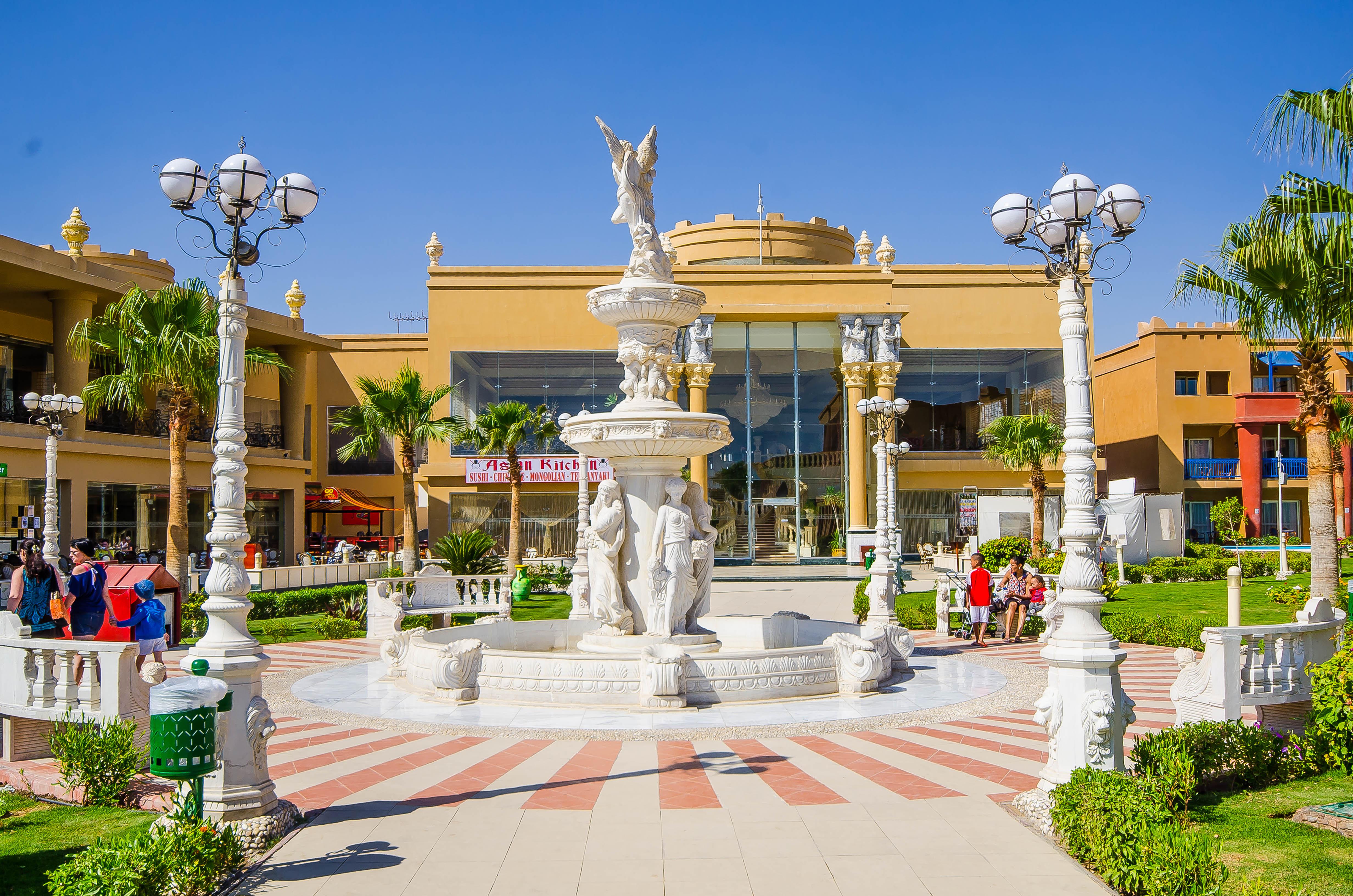 Titanic Palace Families And Couples Only Hurghada Ngoại thất bức ảnh Fountain at the entrance of the resort