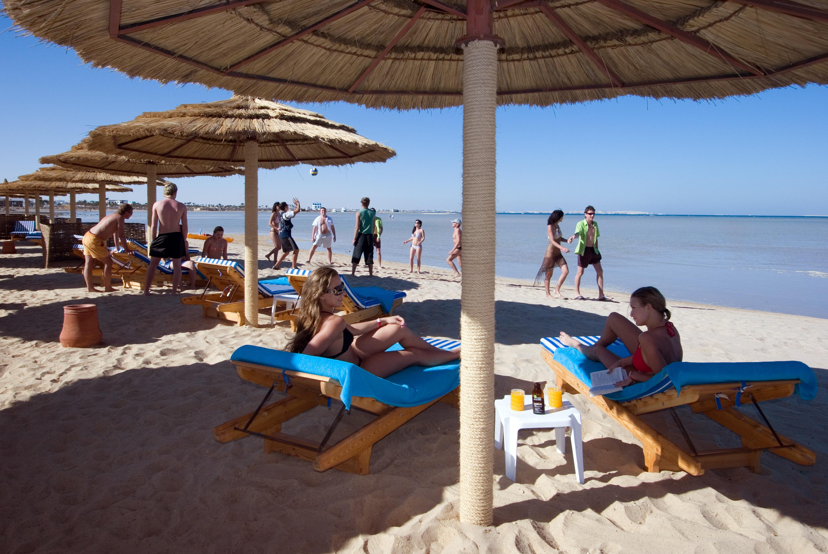 Titanic Palace Families And Couples Only Hurghada Ngoại thất bức ảnh Tourists on the beach of El Alamein